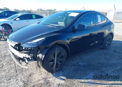 2025 Tesla Model Y Long Range Single Motor Rear-Wheel Drive z USA, uszkodzony, nr VIN 7SAYGDED9SA355819